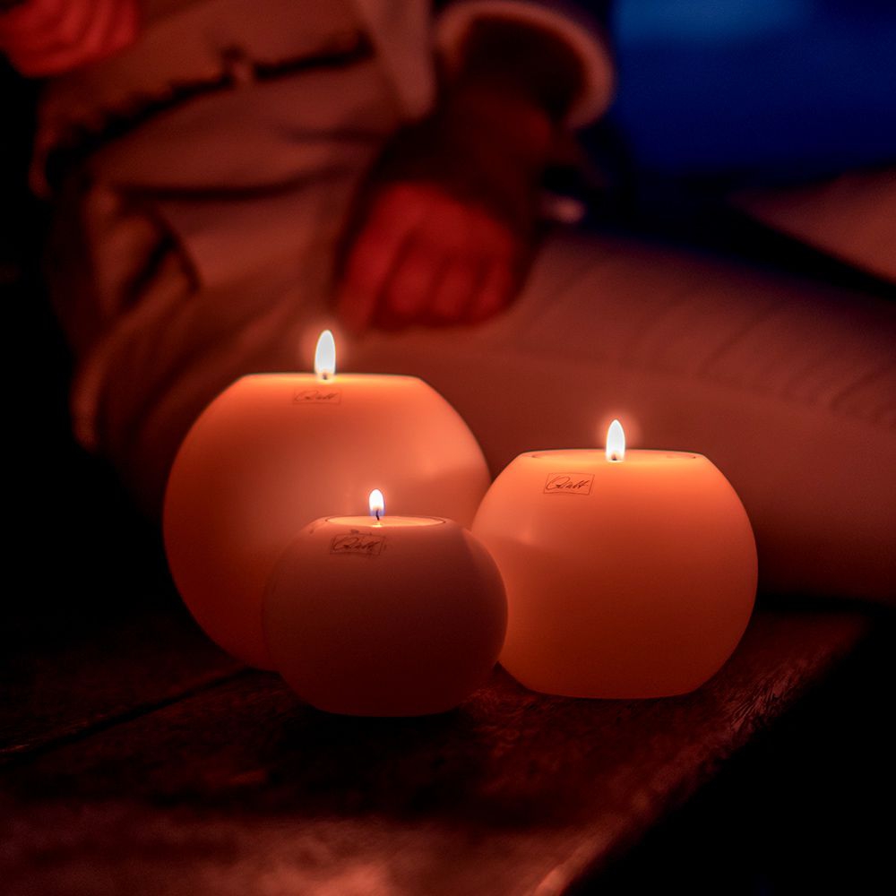 Qult Farluce Moon - Teelichthalter in Kerzenform Ø 8 cm - Weiß