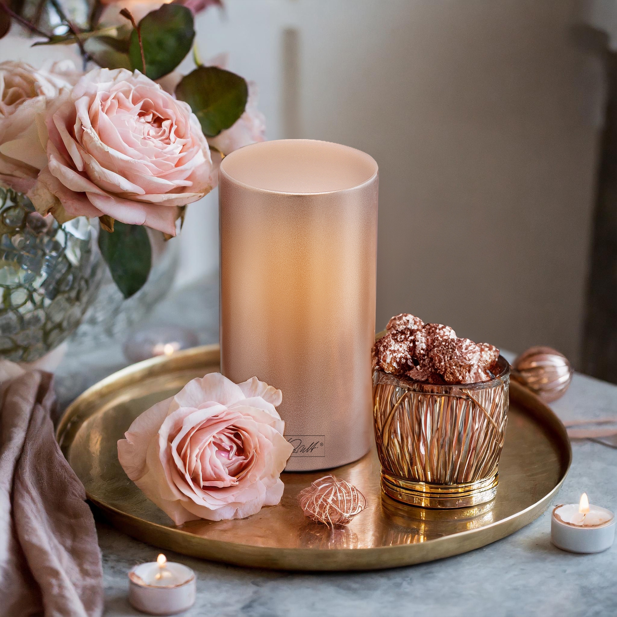 Qult Farluce Inside Metallic - Teelichthalter in Kerzenform Ø 8 cm - Rose Gold