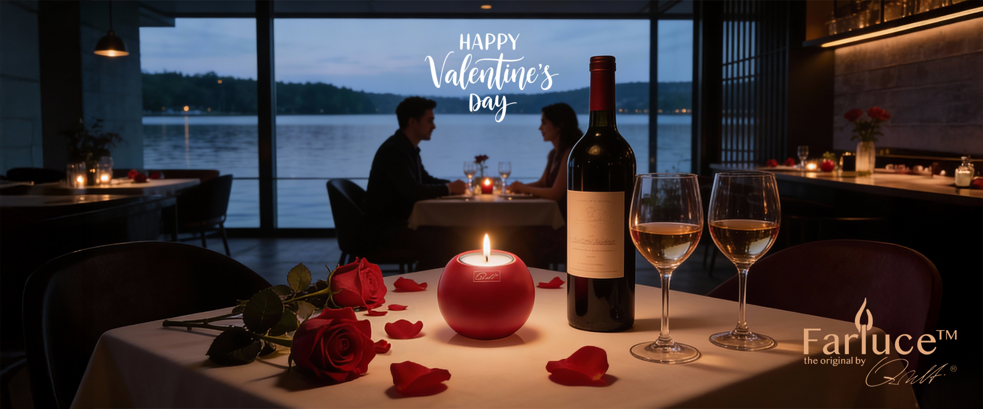 Rotes Farluce Windlicht mit Rosen beim Valentins-Dinner